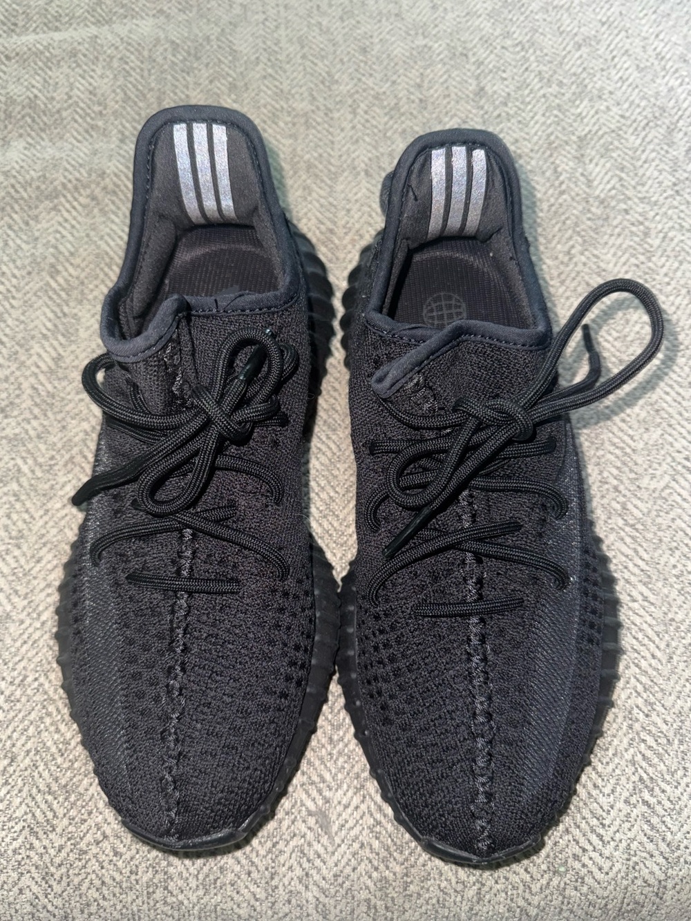 Onyx Yeezy Boost 350 V2
Size 7